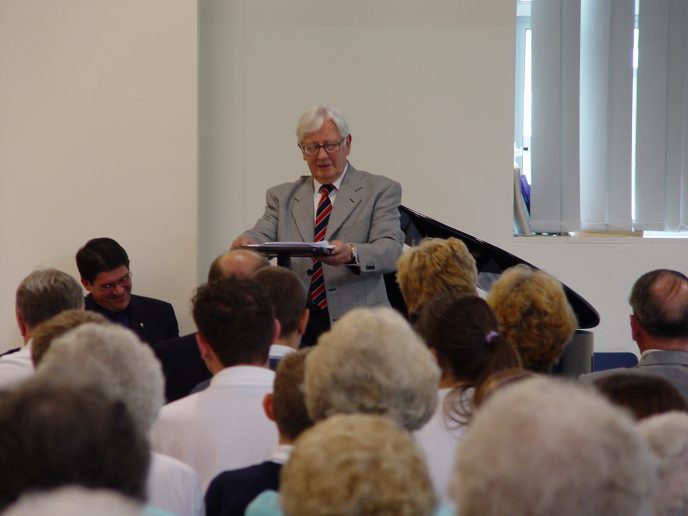 Bert_Jones1 WAM (Bert) Jones, CBE, addresses the audience on behalf of the Ogmore Valley Local History & Heritage Society.