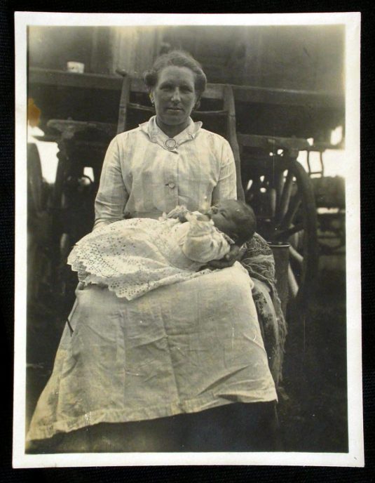 Lady_with_baby_2 'Roads to your Past'