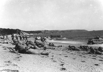 bash Soldiers landing on the beach, November 1943