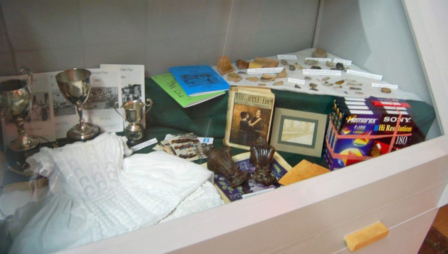 Community kiosk archive display unit