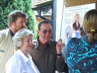 Unveiling the Elkington plaque, 2006 Adam Moore (in costume), Judy Elkington and Richard Erlam unveiling the Elkington plaque, Stretton on Dunsmore, June 2006 | Anne Langley